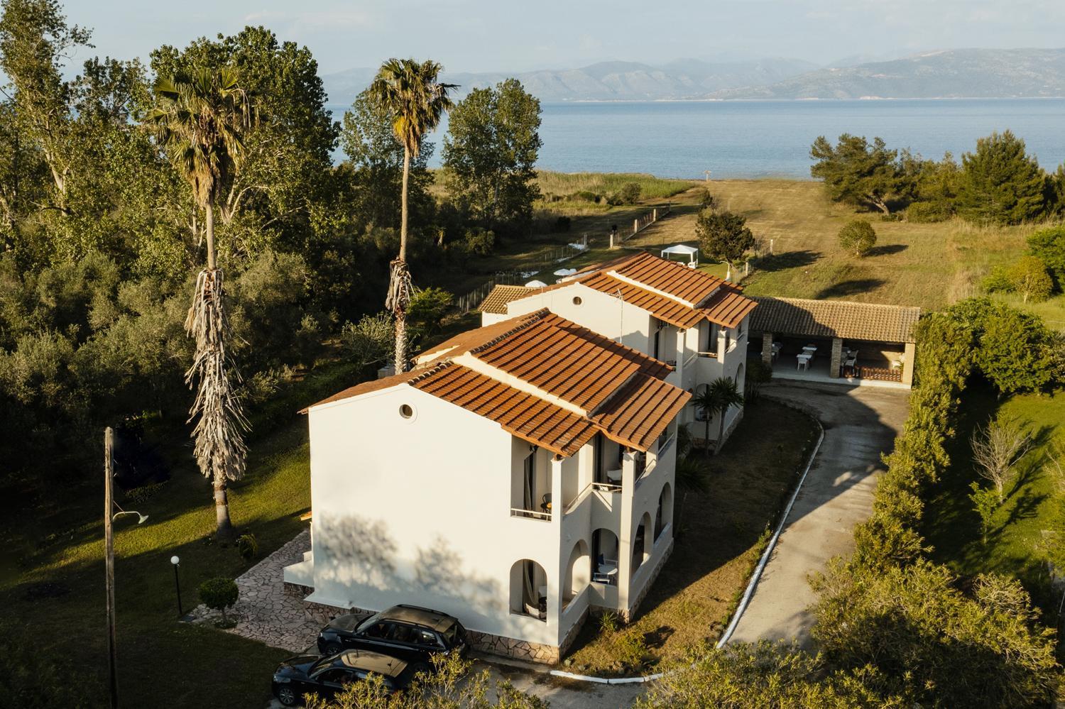 Апартаменты Parakladi Seaside Retreat Лефкими Экстерьер фото